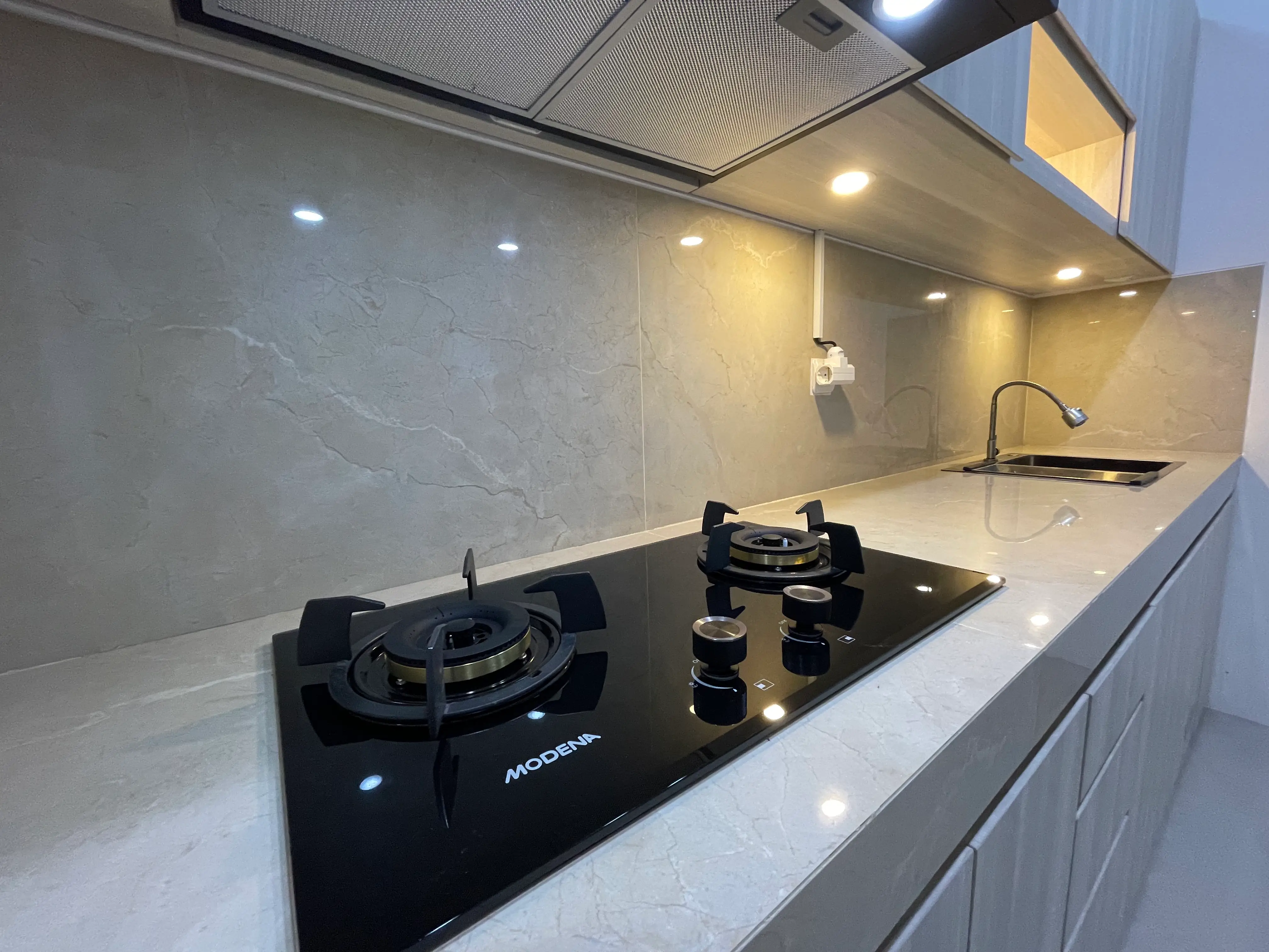 Dapur modern Whiterose yang bersih