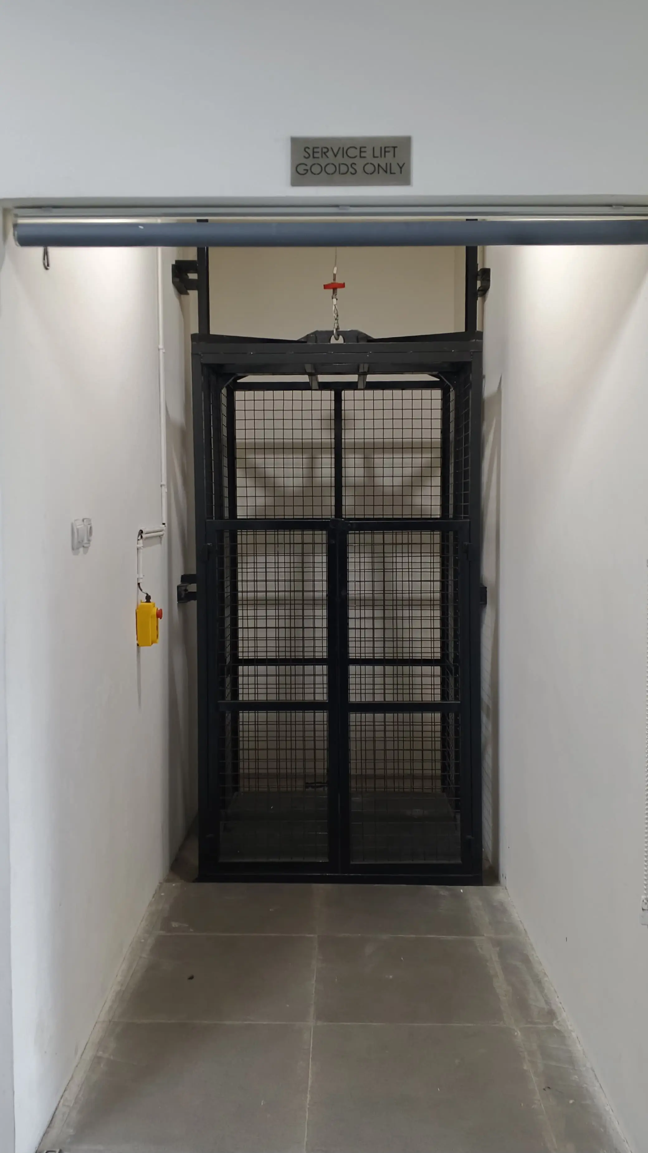 Fasilitas lift barang di kost Whiterose