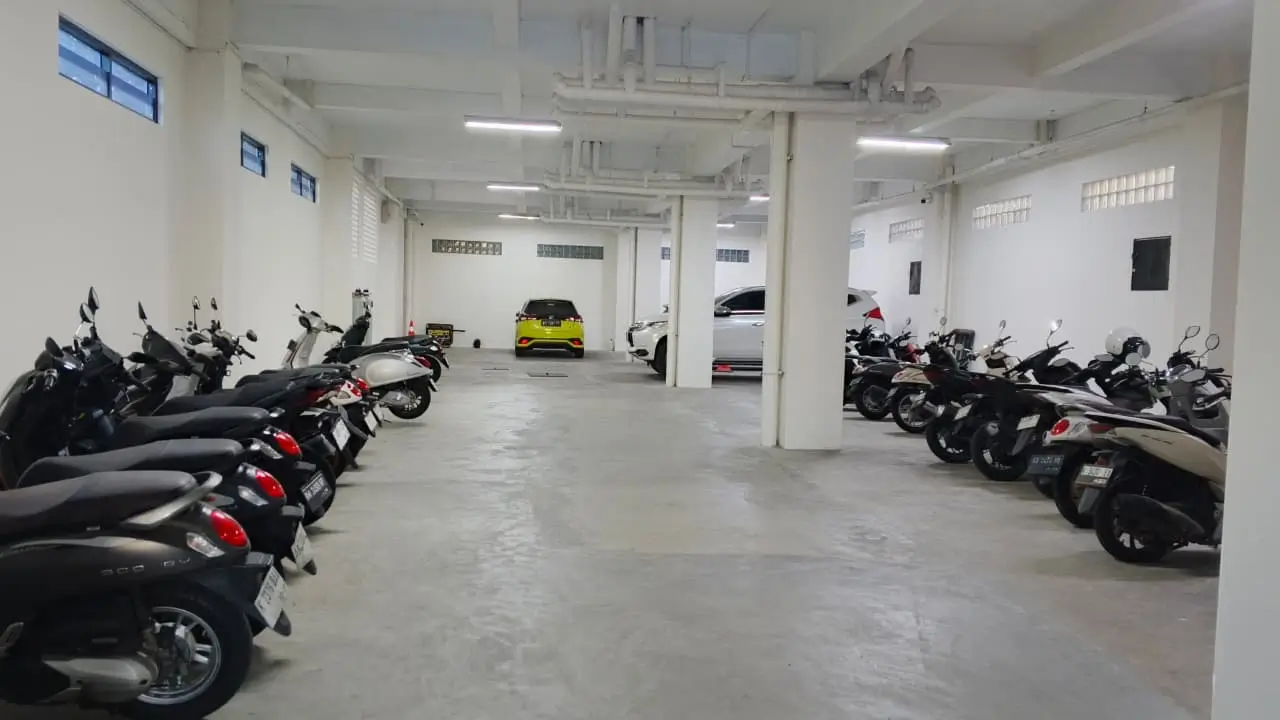 Sistem keamanan CCTV 24 jam dan area parkir kost yang luas